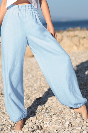 Prechádzajte letnými dňami s ľahkosťou a štýlom vďaka našim kvalitným ľanovým háremovým nohaviciam, ktoré sú