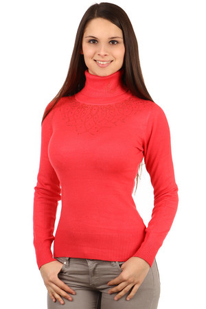 Elegantný sveter s rolákom a kamienkami. Materiál: 50% viskóza, 25% polyester, 20% polyamid, 5% nylon