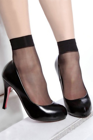 Klasické dámske matné silonkové ponožky. Vyšší lem a zosilnená špička. Materiál: 95% polyamid, 5% elastan