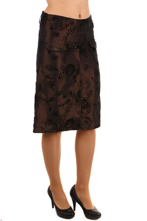 Štýlová dámska elegantná sukňa s jemným vzorom kvetín. Skrytý zips na boku. Midi dĺžka pod kolená. Materiál:
