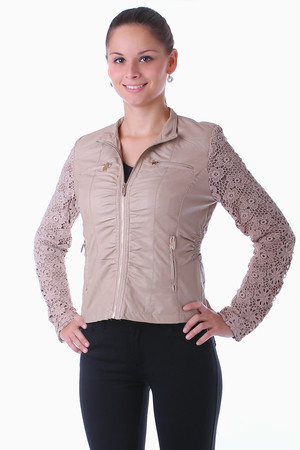 Moderná dámska bunda so zapínaním na zips. Rukáv je zdobený čipkou. Bunda je bez kapucne s nízkym golierom. Bočné