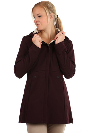 Dlhšie dámska bunda / kabát áčkového strihu so zapínaním na zips. Odlišné farebné prevedenie podšívky. Vpredu