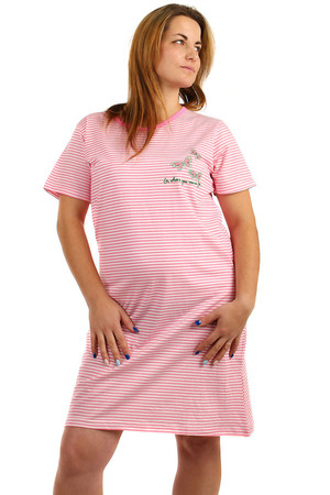 Prúžkovaná dámska nočná košeľa s potlačou, krátky rukáv. Materiál: 100% bavlna.