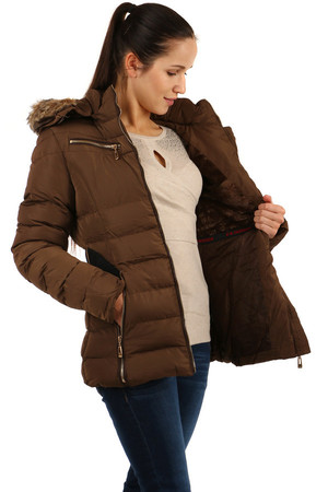 Dámska zimná bunda s opaskom a kožúškom na kapucni. Kapucňu možno odopnúť celú alebo zložiť iba kožúšok.