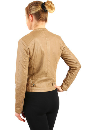 Krátka koženková bunda s asymetrickým zapínaním. Vhodná na jar / jeseň. Materiál: vrchná časť 60% polyuretan, 40%