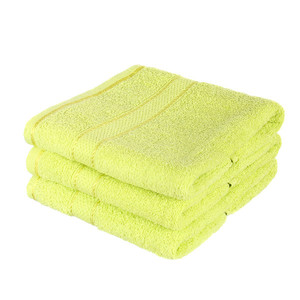 Kvalitný froté uterák v príjemných farbách s moderným vzorom. Vysoká sacia schopnosť. S praktickým pútkom na