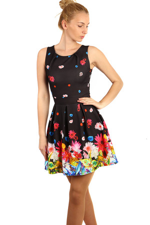 Letné kvetované šaty s prekladanou sukňou. Materiál: 95% polyester, 5% elastan. Dovoz: Taliansko