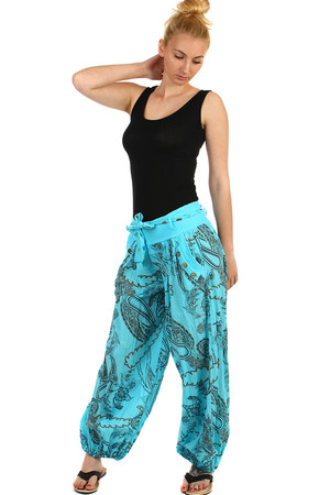 Štýlové dámske vzorované nohavice voľného strihu - harémky s ozdobným opaskom a gombíkmi. široká paleta farieb