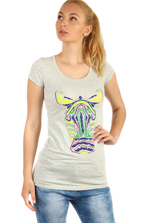 Dámske bavlnené tričko s obrázkom zebry. Okrúhly výstrih, krátky rukáv. Predĺžená diely trička, boli využité k