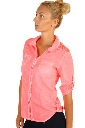 Jednofarebná dámska košeľa s čipkou a 3/4 rukávom. Rukávy je možné regulovať pomocou gombíkov. Zapínanie na