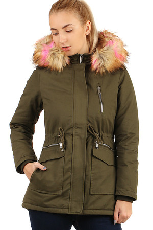 Zimná dámska bunda - parka s košíkom a farebnou kapucňou. Zapínanie na zips. Vhodná do mesta / na voľný čas.