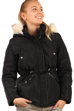 Krátka dámska zimná bunda s kožušinkou na kapucni a na časti podšívky. V páse možno stiahnuť šnúrkou.