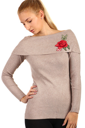 Štýlový rebrovaný sveter s výšivkou. Materiál: 60% bavlna, 25% kašmír, 5% vlna, 10% elastan