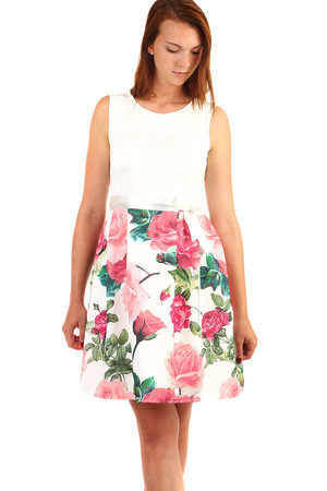 Dámske spoločenské šaty áčkového strihu s kvetinovou potlačou a stuhou v páse. Materiál: 95% polyester, 5% elastan
