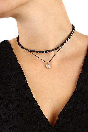 Dvojvrstvový koženkový náhrdelník s príveskom. Nastaviteľná veľkosť vďaka