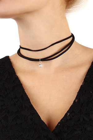 Čierny koženkový náhrdelník s kamienkom. Nastaviteľná veľkosť vďaka predlžovacej retiazke. Dĺžka: 34 cm + 7 cm