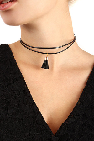 Dvojvrstvový koženkový náhrdelník so strapcom. Nastaviteľná dĺžka vďaka predlžovacej