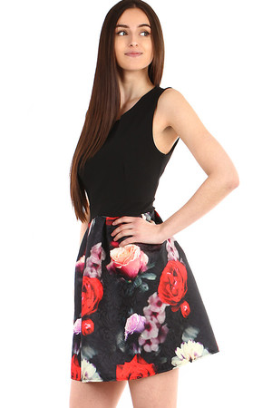 Krátke šaty áčkového strihu s kvetovanou sukňou a čiernym vrchom. Modelka má na sebe veľkosť M. Materiál: 95%