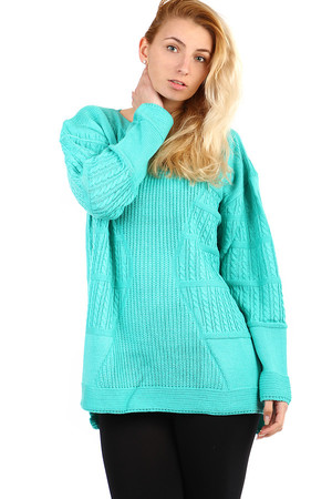 Dámsky pletený oversized sveter so vzorom. Rukávy dlhé. S mierne predĺženou zadnou časťou.