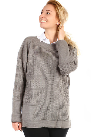 Dámsky pletený oversized sveter so vzorom. Rukávy dlhé. S mierne predĺženou zadnou časťou.