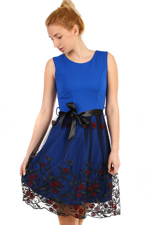 Áčkové večerné šaty s vyšívanou sukňou a stuhou v páse. Materiál: 95% polyester, 5% elastan