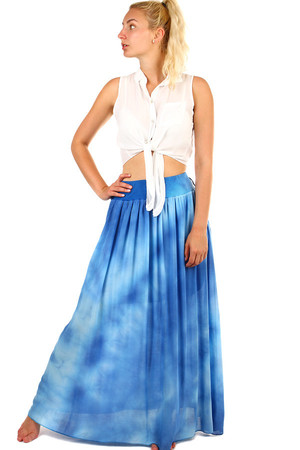 Dámska letná batikovaná dlhá sukňa s ozdobným opaskom. Sukňa má pružný rebrovaný pás s pretiahnutou gumou a