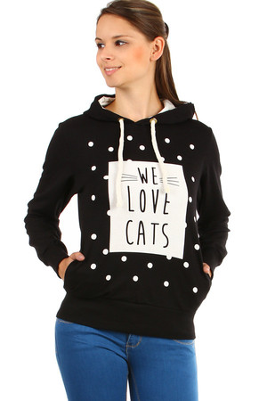 Mikina s kapucňou a nápisom We love cats. Materiál: 95% bavlna, 5% elastan.