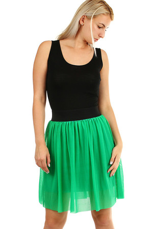Dámska krátka zelená sukňa nariasená v pase. pružný pas vysoký 6 cm sukňa má spodničku nad kolena - pre mužov
