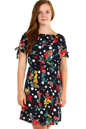 Dámske krátke letné šaty s kvetinovým vzorom. Ozdobné viazanie na rukávoch, v pase a vo výstrihu guma.
