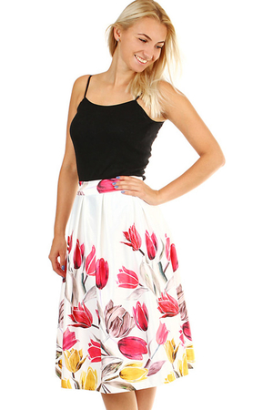 Dámska lesklá skladaná sukňa áčkového strihu, s vysokým pásom v kvetinovej potlači. Materiál: 97% polyester, 3%