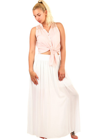 Jednofarebná letná maxi sukňa s vreckami a opaskom. Sukňa á všitú spodničku a pružný, všitý pás, ktorým je