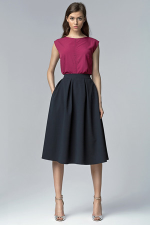 Dámska skladaná jednofarebná business sukňa s rozširujúcim sa strihom ku kolenám, vyšším pásom a s praktickými