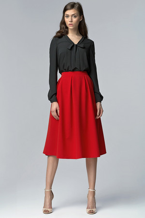Dámska skladaná jednofarebná business sukňa s rozširujúcim sa strihom ku kolenám, vyšším pásom a s praktickými