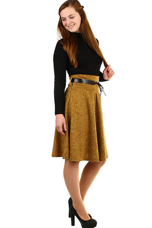 Dámska sukňa nad kolená polkruhového strihu s ozdobným opaskom. Sukňa je vyrobená z bavlneného materiálu, vhodná na