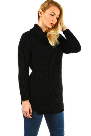 Pletený jednofarebný sveter s rolákom, dlhšieho strihu, na bokoch s elegantnými, decentnými rozparkami. Model je z