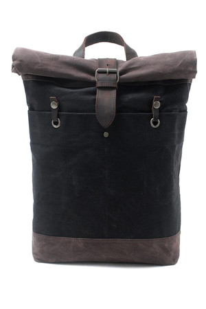 Rolovací priestorný vintage batoh vyrobený zo silnejšieho platna zapínanie na zips a opasok z kože na patent vnútrok s