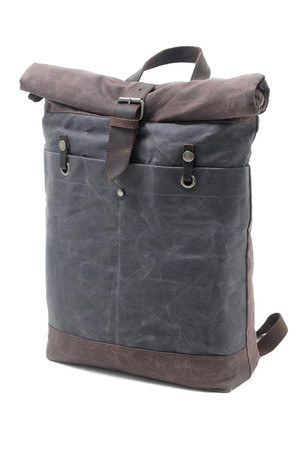 Rolovací priestorný vintage batoh vyrobený zo silnejšieho platna zapínanie na zips a opasok z kože na patent vnútrok s