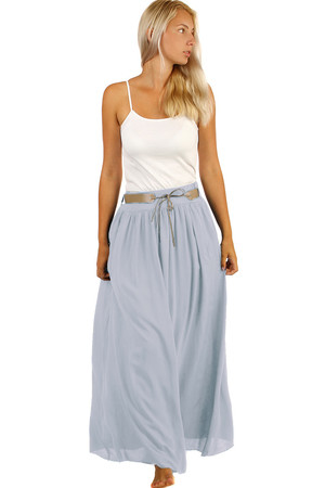 Jednofarebná letná maxi sukňa s vreckami a opaskom. Sukňa á všitú spodničku a pružný, všitý pás, ktorým je