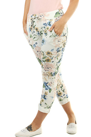 Letné kvetované dámske nohavice skrátená dĺžka nohavíc v bielej farbe s potlačou farebných kvetín normálna