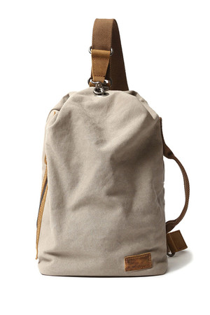 Vintage plátený batoh - taška v tvare vaku s detailmi z pravej hovädzej kože v módnom retro designu hlavný oddiel sa
