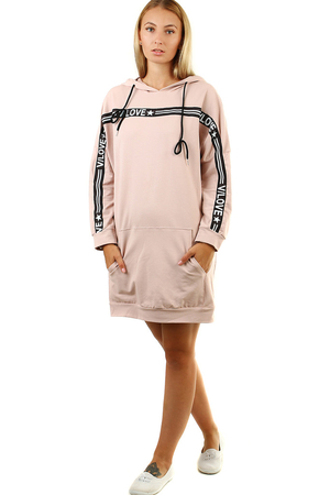 Jednofarebná dlhšia mikina - šaty s aplikáciou v kontrastnej farbe cez predný diel a obidva rukávy. voľný strih,