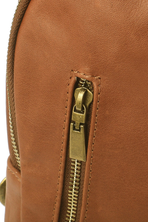 Predĺžená kožená crossbody kabelka s rozširujúcim sa popruhom