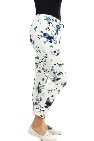 Biele dámske 7/8 teplákové nohavice s modrým vzorom kvetín skrátená dĺžka nohavíc v smotanovo bielej farbe s