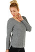 Pletený dámsky sveter s prestrihami na chrbte