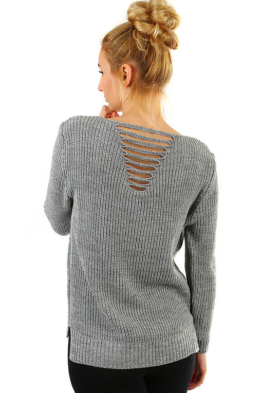 Pletený dámsky sveter s prestrihami na chrbte