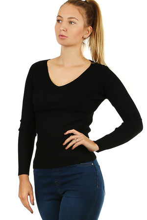 Príjemný dámsky sveter s dlhým rukávom. jednofarebná pletenina stredná dĺžka bez zapínania dekolt do tvaru písmena