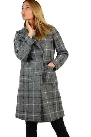 Elegantný dámsky kabát s károvaným vzorom v klasickom nestárnucom