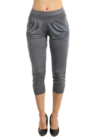 Hladké dámske moderné 3/4 nohavice s vreckami na boku. Módny strih. Materiál: 75% bavlna, 20% polyamid, 5% elastan