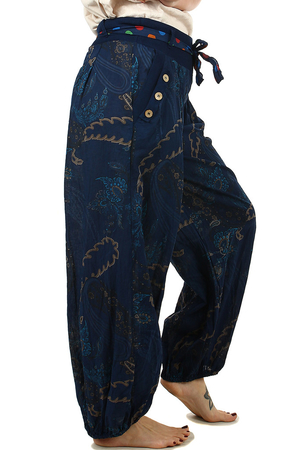 Štýlové dámske vzorované nohavice voľného strihu - harémky s ozdobným opaskom a gombíkmi. široká paleta farieb