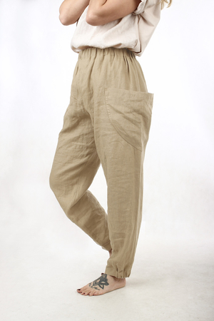 Široké ľanové nohavice z ľahkého tkaného materiálu s veľkými postrannými vreckami, veľmi príjemné na nosenie. v